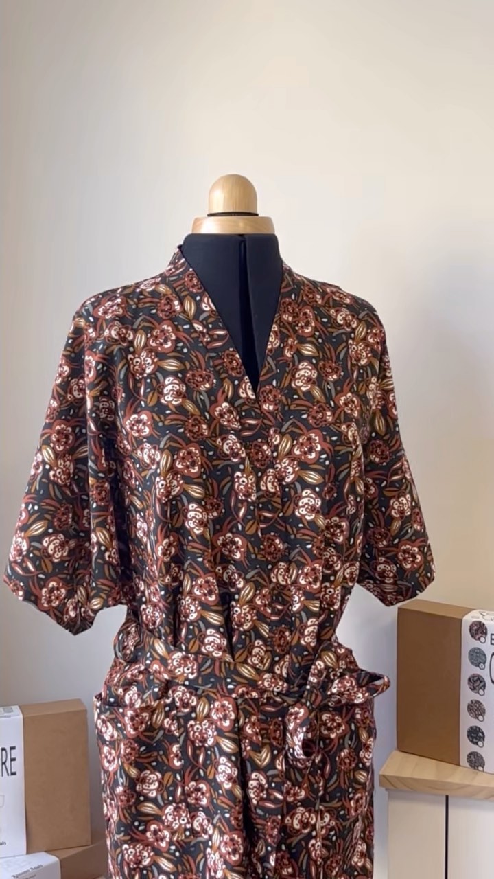 Très heureuses de vous présenter notre première box de couture, le kimono Anais 👘

Anaïs est le parfait petit kimono à la forme simple et ample qui s’adapte à toutes les morphologies.
Le patron est d’un niveau débutant. Vous commencez tout juste la couture ? Vous serez fière de coudre un premier vêtement avec autant de jolis détails. Vous êtes déjà initiée ? Vous aurez plaisir à coudre rapidement cette jolie pièce tendance !!

Les six versions de la box sont disponibles sur le site ou à l’atelier 😉
On a hâte de voir vos jolies versions 🥰

#ruedesnuages #lescapricesduchas #kimonoanais #boxcouture #boxcouturedebutant