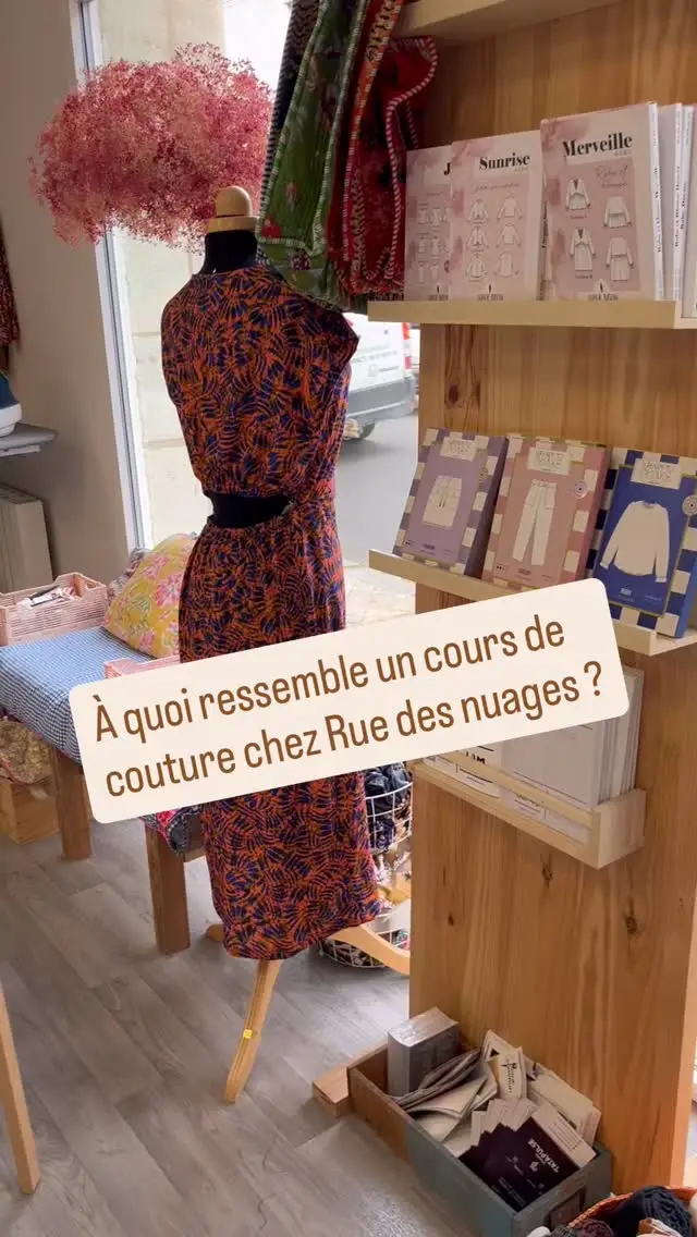 Chez Rue des nuages, le cours phare c’est le suivi de projets libres… pourquoi ?
Parce que l’on t’accompagne de À à Z sur le projet de ton choix. On s’adapte à ton projet, ton envie et ton niveau 😉
Les cours se déroulent en petits groupes de maximum 6 personnes toujours dans la bonne humeur et la bienveillance 🥰
La nouvelle saison démarre le 1er septembre… prêt(e) à nous rejoindre ?

#ruedesnuages #merceriebordeaux #coursdecouturebordeaux #coursdecouturebordeauxrivedroite #atelierdecouturebordeaux #tissusbordeaux