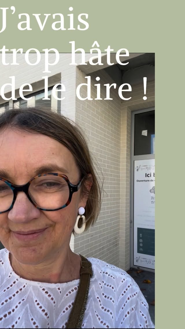 Grande nouvelle 🥳

Rue des Nuages s’apprête à déménager !
�Un nouveau lieu, plus grand, pensé pour votre confort : ultra lumineux grâce à ses grandes baies vitrées et très facile d’accès, en tram comme en voiture.

Vous y retrouverez toujours un espace entièrement dédié à la couture :�cours de couture, mercerie, tissus, vente et réparation de machines à coudre, ainsi que nos services de confection, retouches, broderie, boutonnières…

Et bien sûr, quelques nouveautés sont prévues… mais chut 🤫 je garde encore le secret !
�Une chose est sûre : cette année, on aura presque hâte de rentrer après les vacances d’été 😉