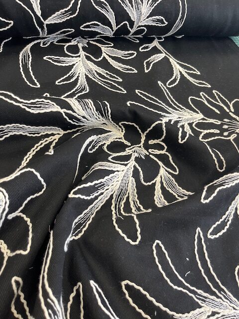 Gabardine brodée Luana noire Rue des nuages